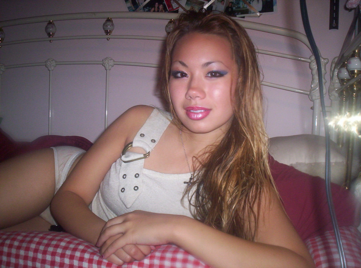 Slutty looking Chinese girlfriend posing naked Asian Porn Times pic
